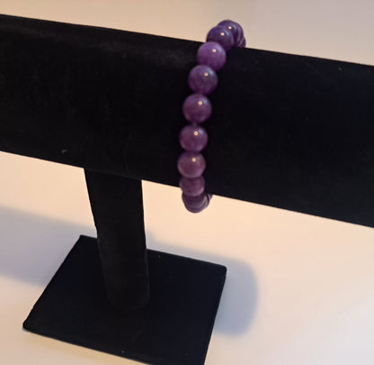 Amethyst crystal bracelet It is said to have physical and mental healing properties, such as enhancing the immune system, relieving stress, and activating spiritual awareness.